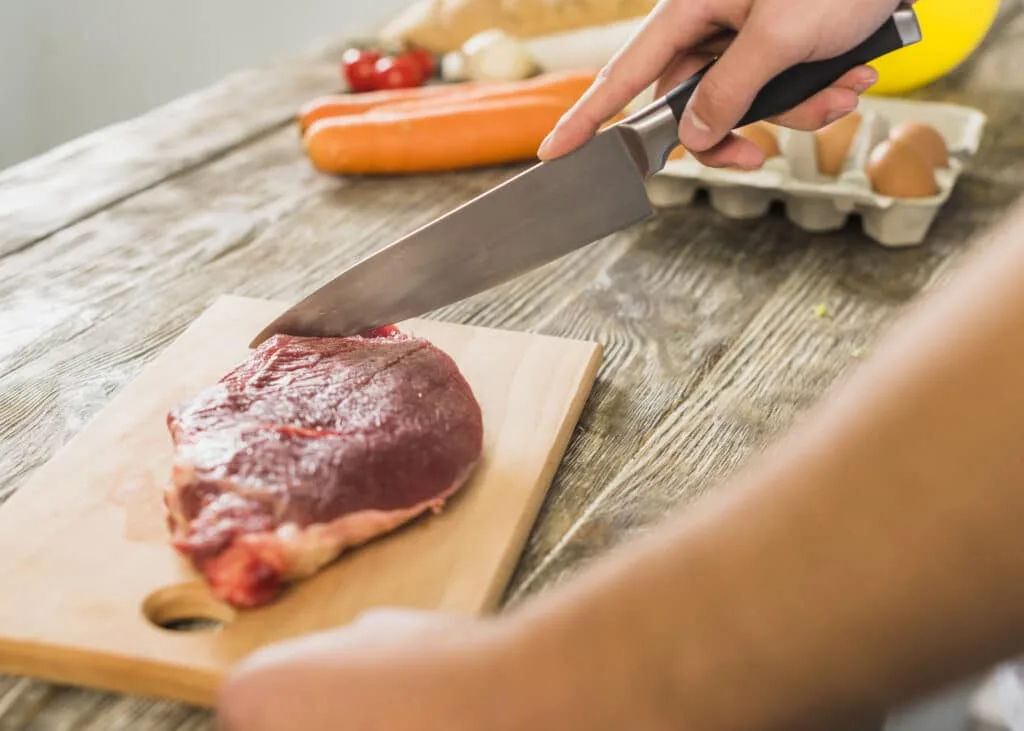 Cercetare surprinzătoare: Consumul de carne ar putea avea efecte protective împotriva cancerului și nu este asociat cu un risc crescut de deces.