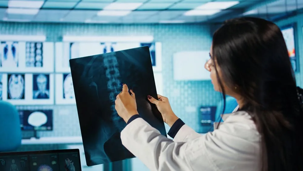 Inovație medicală: Lipiciul chinezesc ce vindecă fracturile în doar 2 minute!