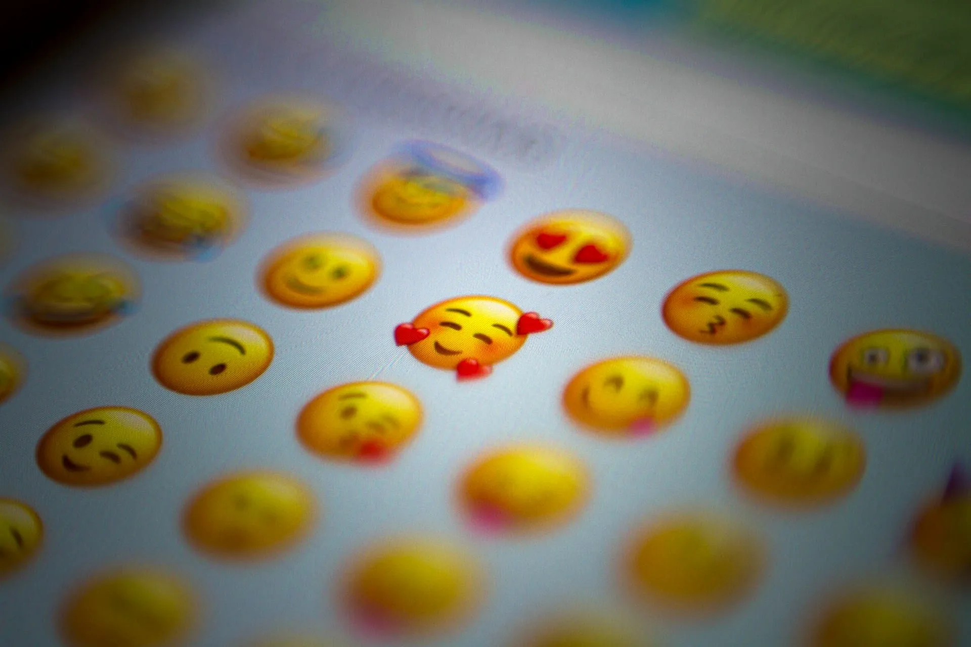 Prea multe emoji-uri pot afecta negativ o relație. Ce spun specialiștii în psihologie