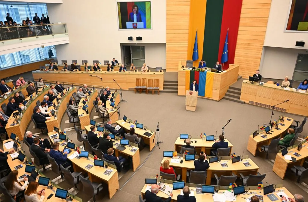 UE acuză Meta și TikTok de nerespectarea Legii serviciilor digitale, amenzi posibile pentru companii.