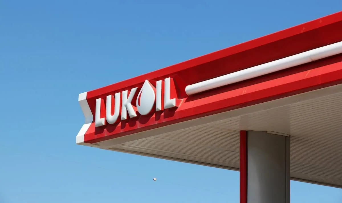 Lukoil renunță la participațiile externe: Impactul sancțiunilor americane în analiza pieței