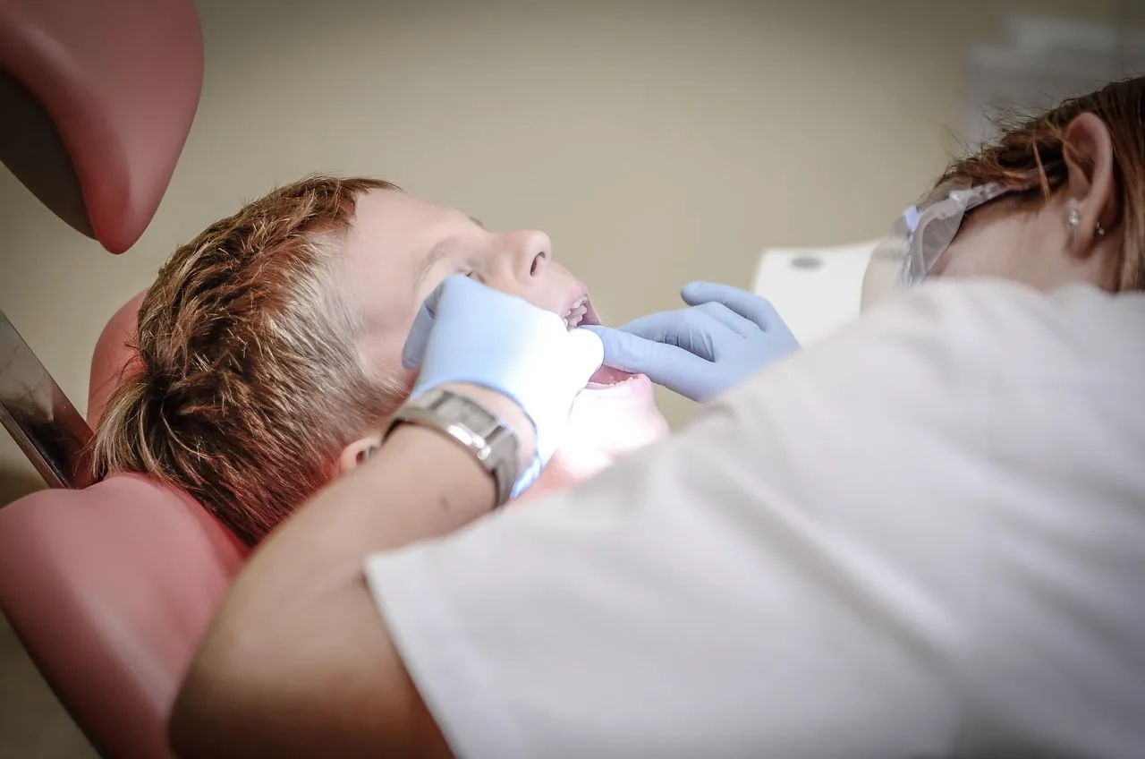 Cât costă un aparat dentar în România și ce factori determină prețul acestuia