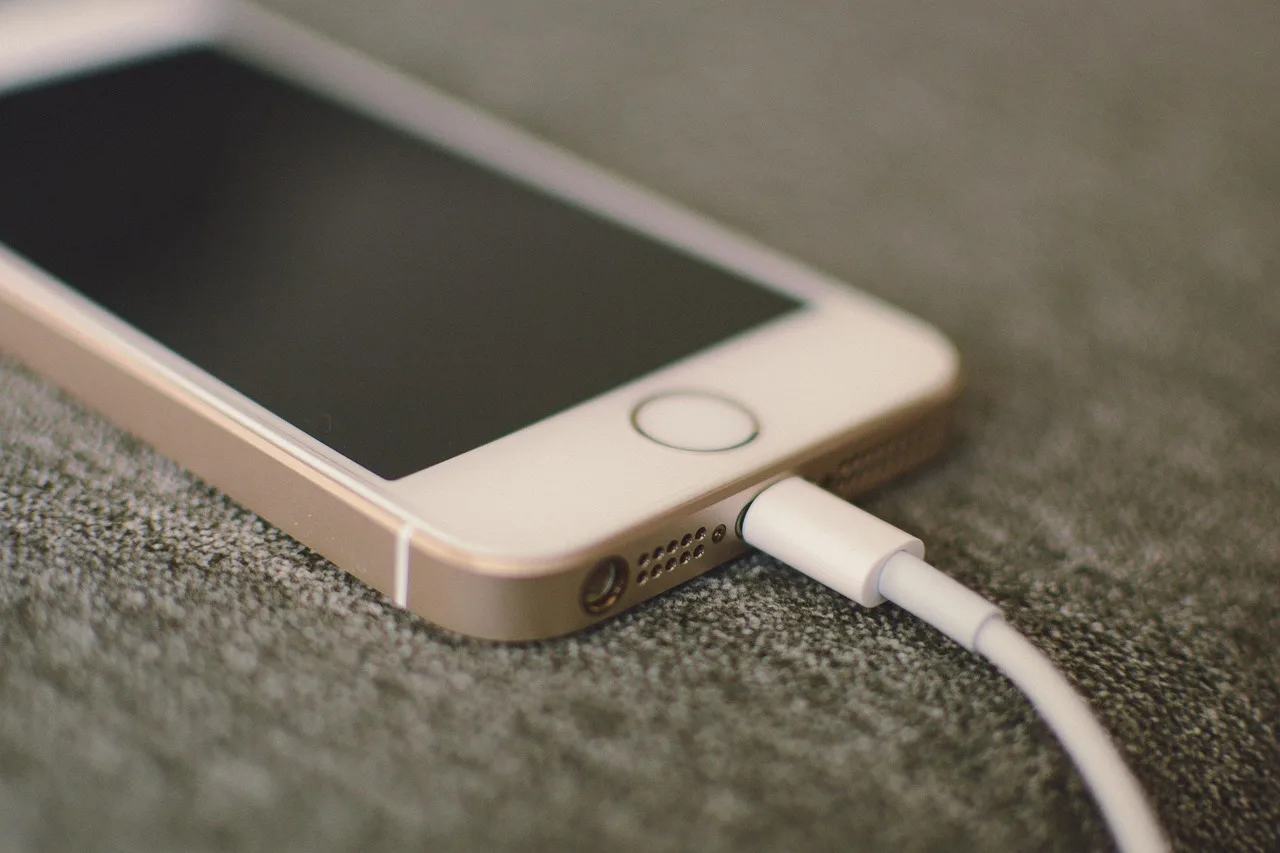 Comisia Europeană adoptă noi reglementări: încărcătoarele gadgeturilor vor deveni standardizate până în 2028