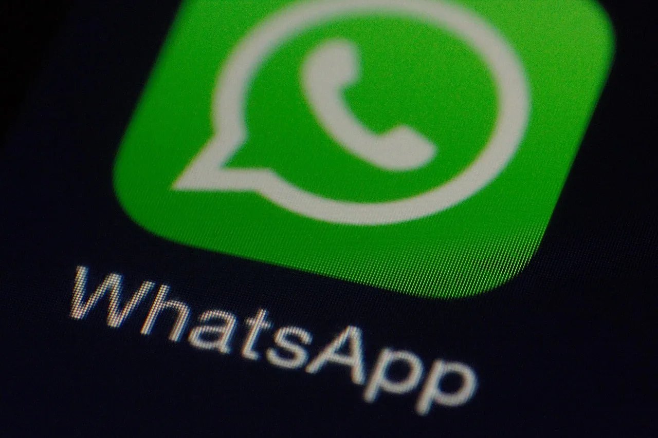 O nouă schemă de înșelăciune pe WhatsApp afectează masiv utilizatorii din România, provocând pierderi financiare considerabile.