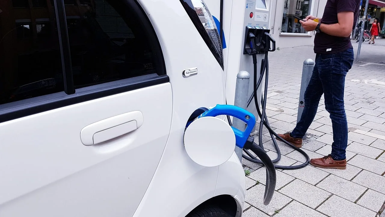 Impactul Trump influențează piața auto: Vânzările de vehicule electrice au înregistrat o scădere semnificativă