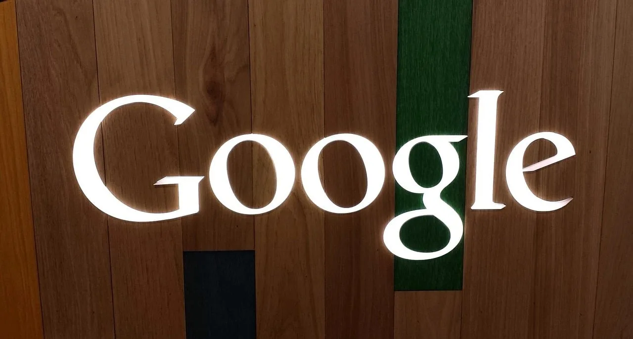 Google, din nou în centrul atenției la Bruxelles. UE inițiază o investigație amplă asupra abuzurilor în prezentarea știrilor