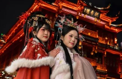 Chinamaxxing: Tinerii adoptă un nou stil de viață pe TikTok