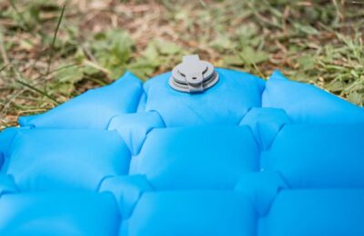 Top 4 saltele autogonflabile pentru camping testate in 2026