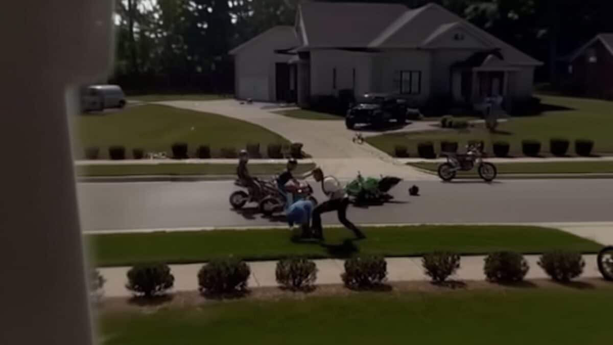 Alan Ritchson bătaie