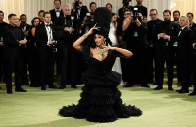 Cardi B, apariție spectaculoasă într-o rochie Schiaparelli