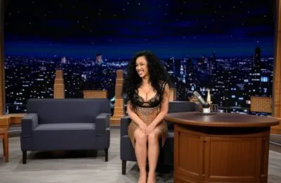 Cardi B, apariție spectaculoasă la Jimmy Fallon într-o rochie aurie