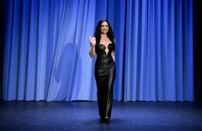 Demi Lovato, apariție spectaculoasă la The Tonight Show într-o rochie neagră