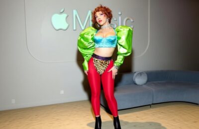 Doja Cat, apariție spectaculoasă într-o rochie decupată și trench Romeo Hunte