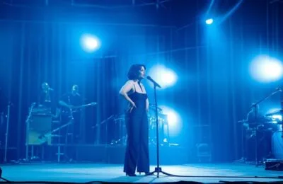 Lola Young revine pe scenă la Los Angeles după o pauză