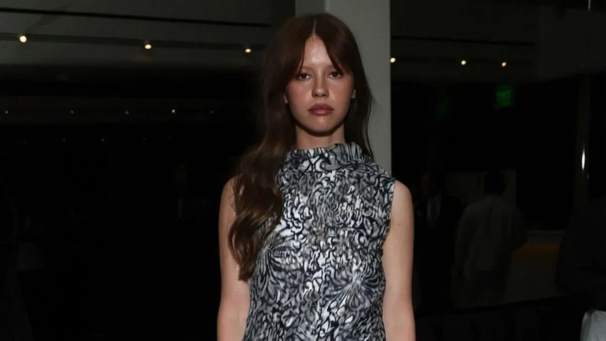 Mia Goth rochie