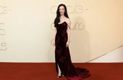 Mikey Madison, sandale cu toc de 10 cm la Gala Oscar 2026
