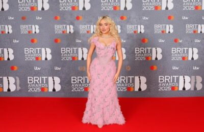 Sabrina Carpenter, apariție vintage în Brazilia: eșarfă anii ’70 ca top