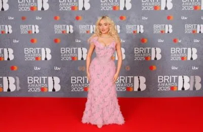 Sabrina Carpenter, apariție vintage în Brazilia: eșarfă anii ’70 ca top