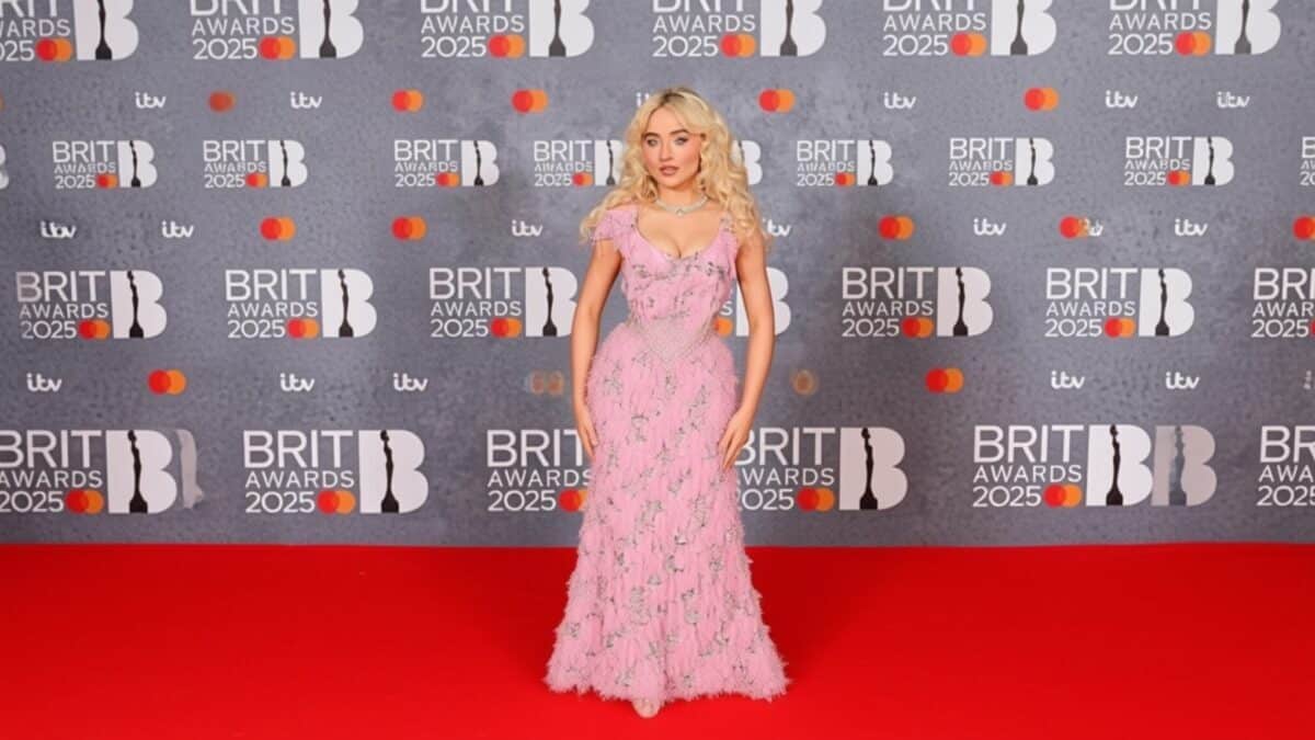 Sabrina Carpenter eșarfă