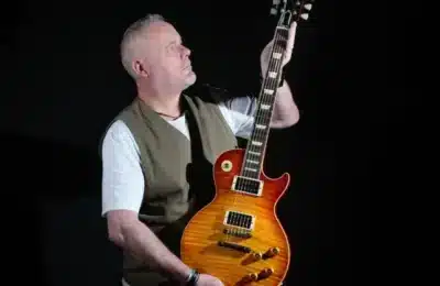 Chitara lui Slash de la Guns N’ Roses, scoasă la licitație la Londra