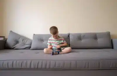 Guvernul limitează timpul de utilizare a ecranelor pentru copiii sub 5 ani