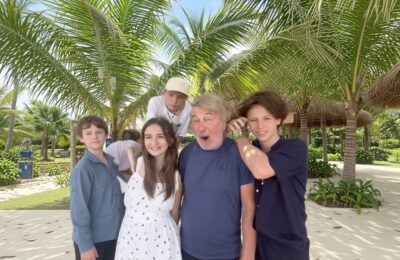 Alec Baldwin, ironizat de fiica sa pentru diferența de vârstă cu soția