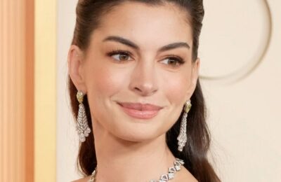 Anne Hathaway, apariție spectaculoasă într-o rochie Schiaparelli