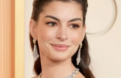 Anne Hathaway, apariție spectaculoasă într-o rochie Schiaparelli