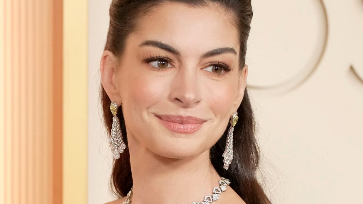 Anne Hathaway, apariție spectaculoasă într-o rochie Schiaparelli