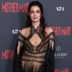 Anne Hathaway, rochie transparentă Iris Van Herpen la Londra