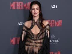 Anne Hathaway, rochie transparentă Iris Van Herpen la Londra