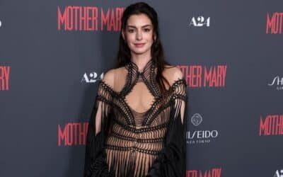 Anne Hathaway, rochie transparentă Iris Van Herpen la Londra