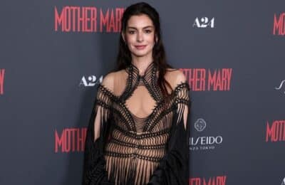 Anne Hathaway, rochie transparentă Iris Van Herpen la Londra