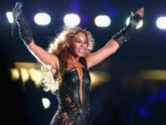 Beyoncé aniversează Lemonade într-o rochie Saint Laurent