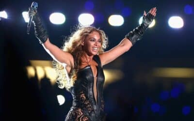 Beyoncé aniversează Lemonade într-o rochie Saint Laurent