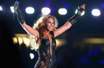 Beyoncé aniversează Lemonade într-o rochie Saint Laurent