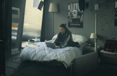 Bianca Tilici, 24 de ore într-o vitrină pe Calea Victoriei