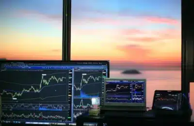 Bitcoin depășește aurul cu 24% după crize globale, arată analiza