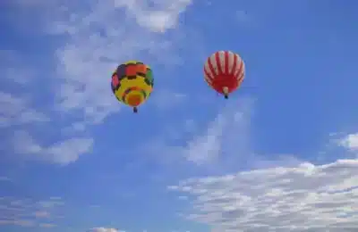 Bitcoin scade pe fondul geopolitic, dar analiștii văd 88.000 dolari