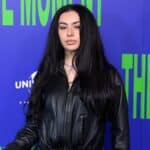 Charli XCX, apariție îndrăzneață la New York într-un top de piele