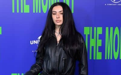 Charli XCX, apariție îndrăzneață la New York într-un top de piele
