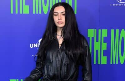 Charli XCX, apariție îndrăzneață la New York într-un top de piele