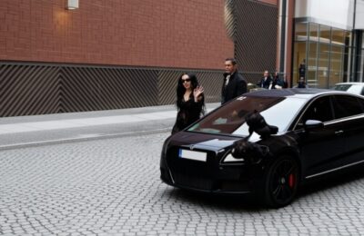 Charli XCX, apariție spectaculoasă într-o rochie transparentă Valentino