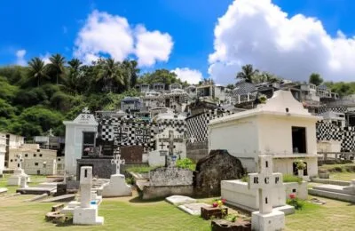 Cimitirul Morne-à-l’Eau din Caraibe, replică a Săpânței, atrage turiști