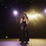 Demi Lovato, apariție spectaculoasă într-un catsuit roșu transparent