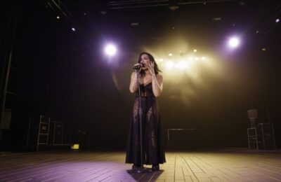 Demi Lovato, apariție spectaculoasă într-un catsuit roșu transparent