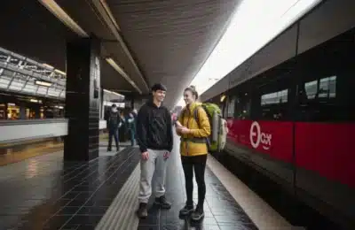 Tinerii români de 18 ani pot călători gratuit în Europa