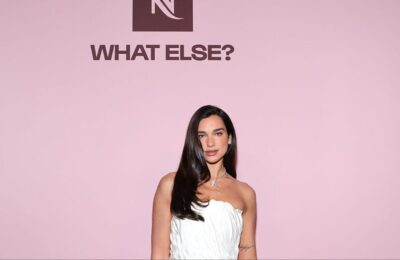 Dua Lipa, selfie viral cu abdomenul tonifiat din vacanța safari