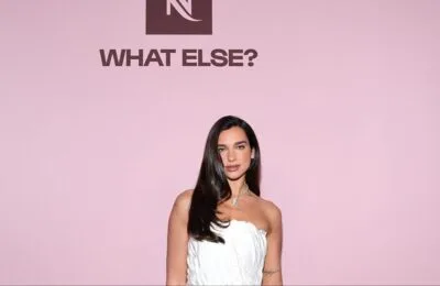 Dua Lipa, selfie viral cu abdomenul tonifiat din vacanța safari