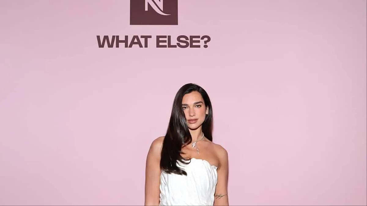 Dua Lipa selfie